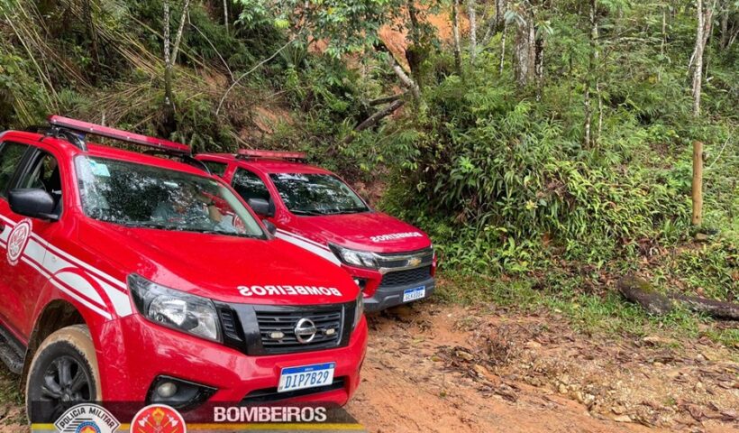 viaturas de bombeiros em trilha. Buscas por romeiro desaparecido no Vale do Paraíba são encerradas