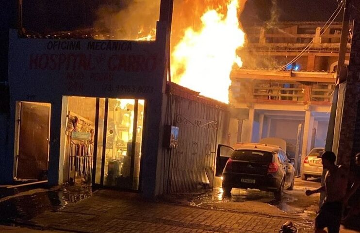 Imóvel em chamas. Incêndio destrói oficina mecânica em Ilhabela