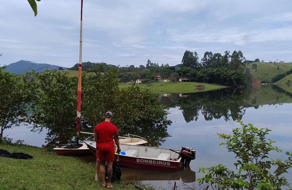 Bombeiro à beira de represa e veleiro. Corpo de velejador desaparecido é encontrado em Redenção da Serra após ter sido eletrocutado