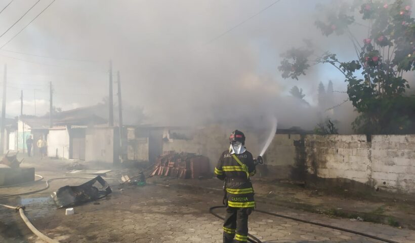 Casa de idosa pega fogo em Caraguatatuba