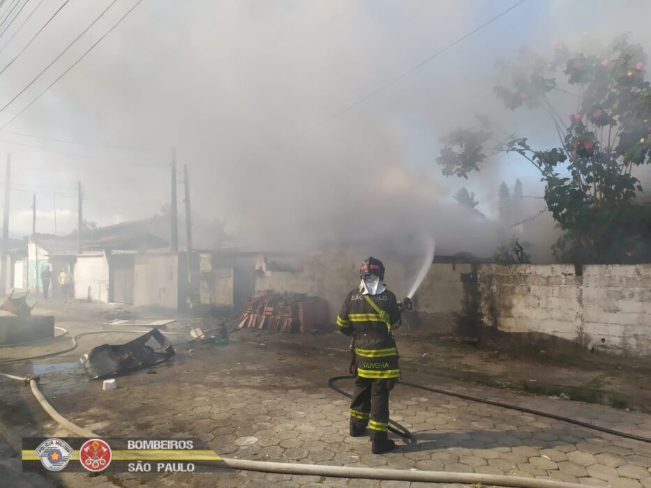 Casa de idosa pega fogo em Caraguatatuba