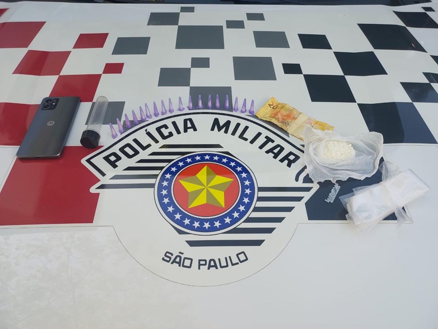 drogas sobre capô de viatura da PM. Operações da PM resultam em prisões e apreensões em Cruzeiro e Potim