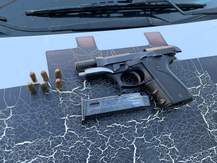 arma e munição apreendidas com suspeito. Operação policial na Zona Leste de São José resulta em prisão e apreensão de drogas
