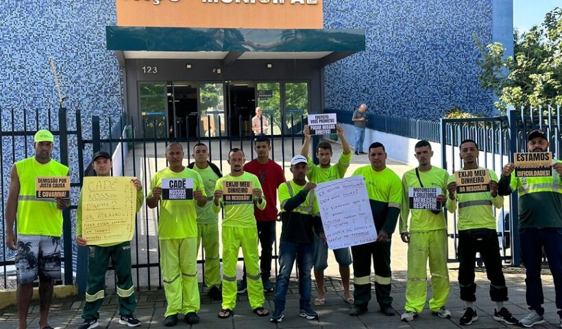 Ex-funcionários da empresa que fazia coleta de lixo em São José protestam após demissões por justa causa