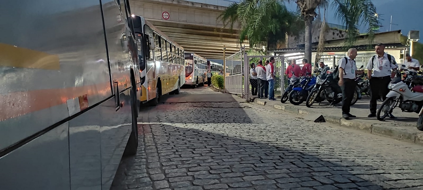 Trabalhadores de empresas de ônibus de São José fazem paralisação contra assédio moral