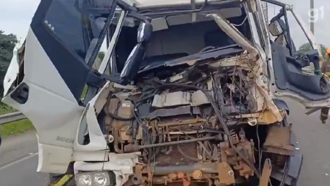  Acidente na Via Dutra envolvendo três caminhões deixa motorista gravemente ferido, em Jacareí
