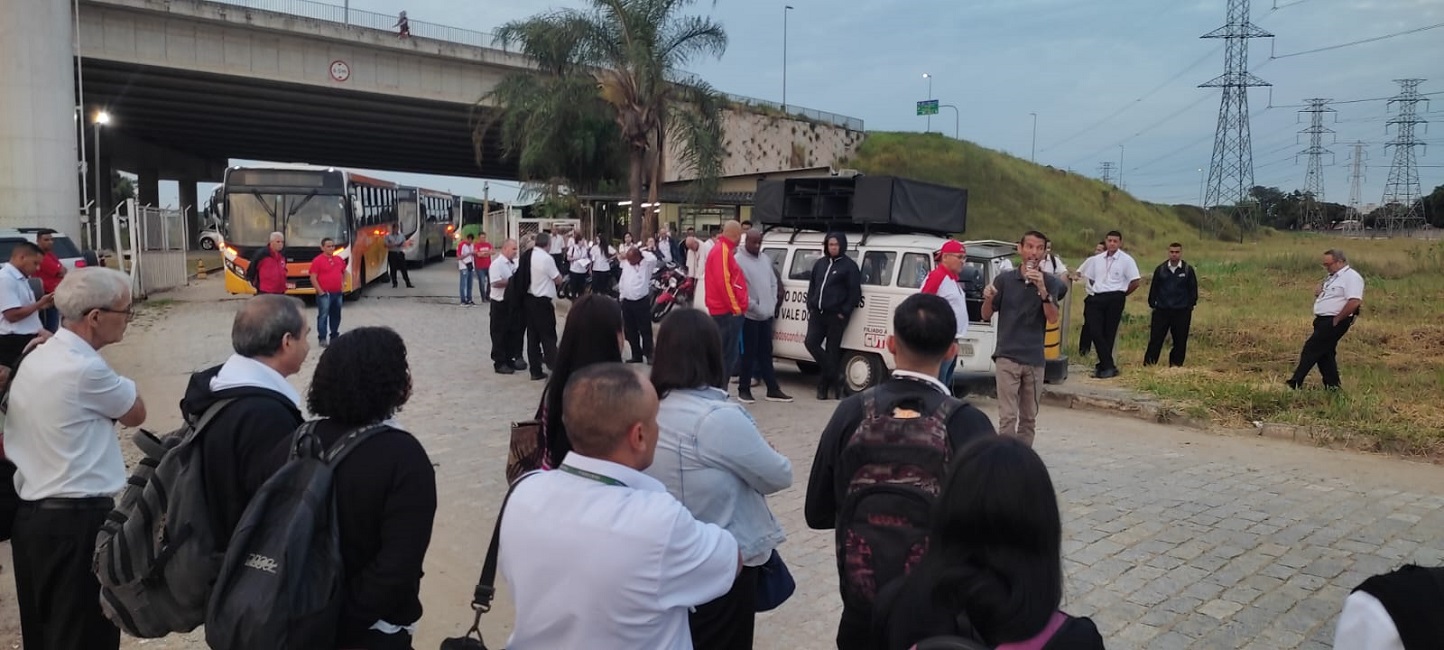 Trabalhadores de empresas de ônibus de São José fazem paralisação contra assédio moral