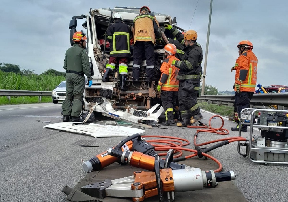 Homem fica preso nas ferragens de caminhão após acidente na Dutra em Jacareí