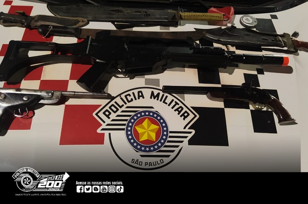 armas e simulacros. Ação da PM resulta em apreensões, prisões e combate ao tráfico de drogas, em Taubaté