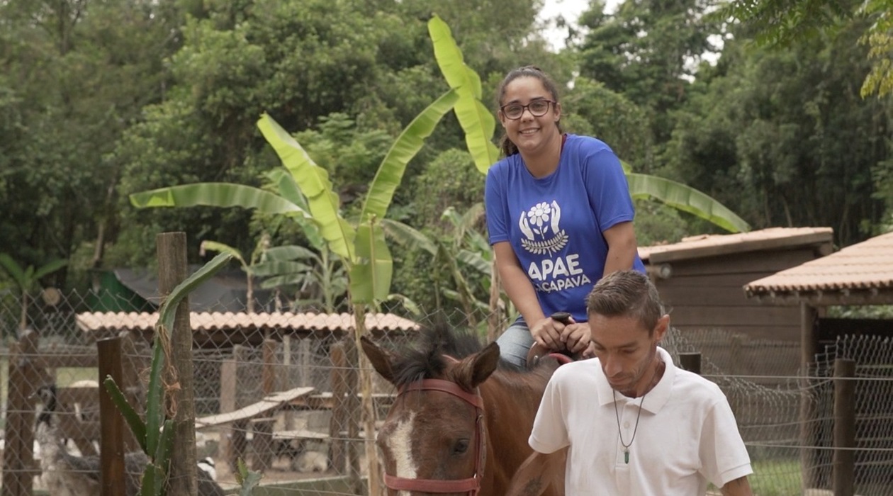 'Cãoterapia': Jovens da APAE participam de evento interativo com pets e outros animais, em São José