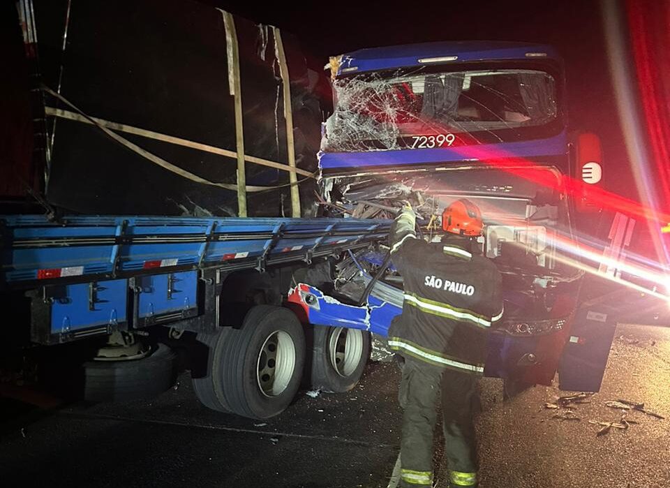 Idosa morre em acidente entre caminhão e ônibus em Lavrinhas