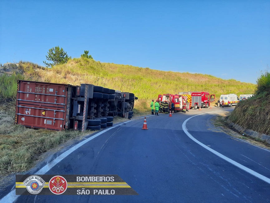 Motorista fica preso nas ferragens após carreta tombar no acesso da Rod. Dom Pedro I, em Jacareí