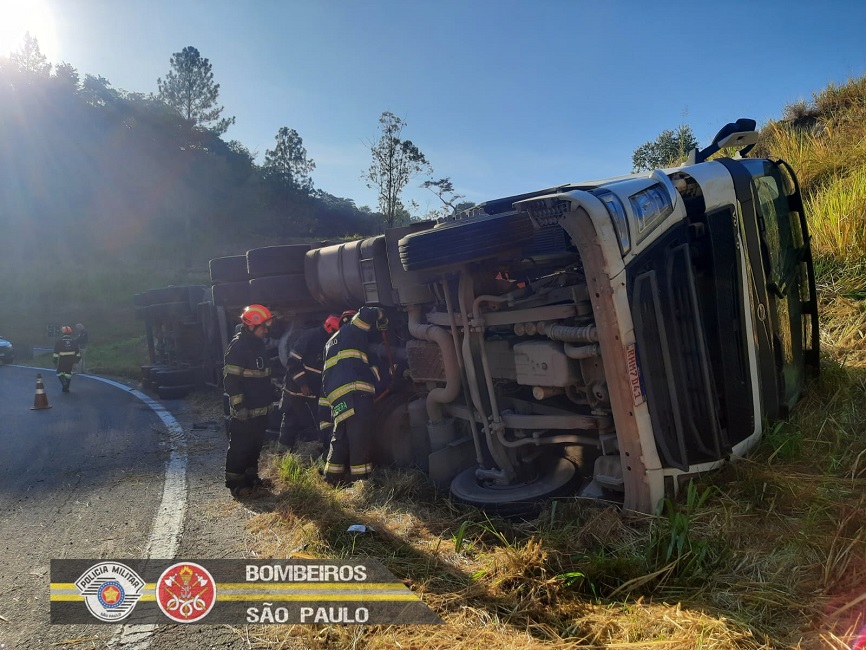 Motorista fica preso nas ferragens após carreta tombar no acesso da Rod. Dom Pedro I, em Jacareí