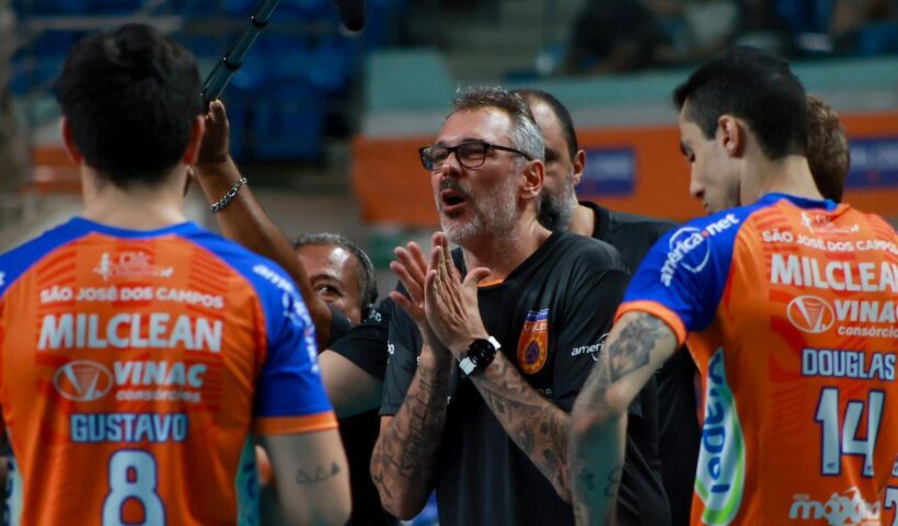 Carlos Schwanke, técnico do Vôlei São José