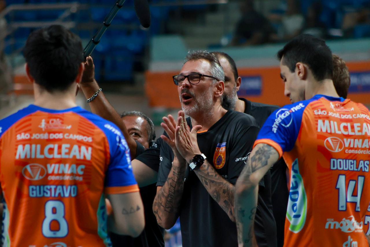 Carlos Schwanke, técnico do Vôlei São José