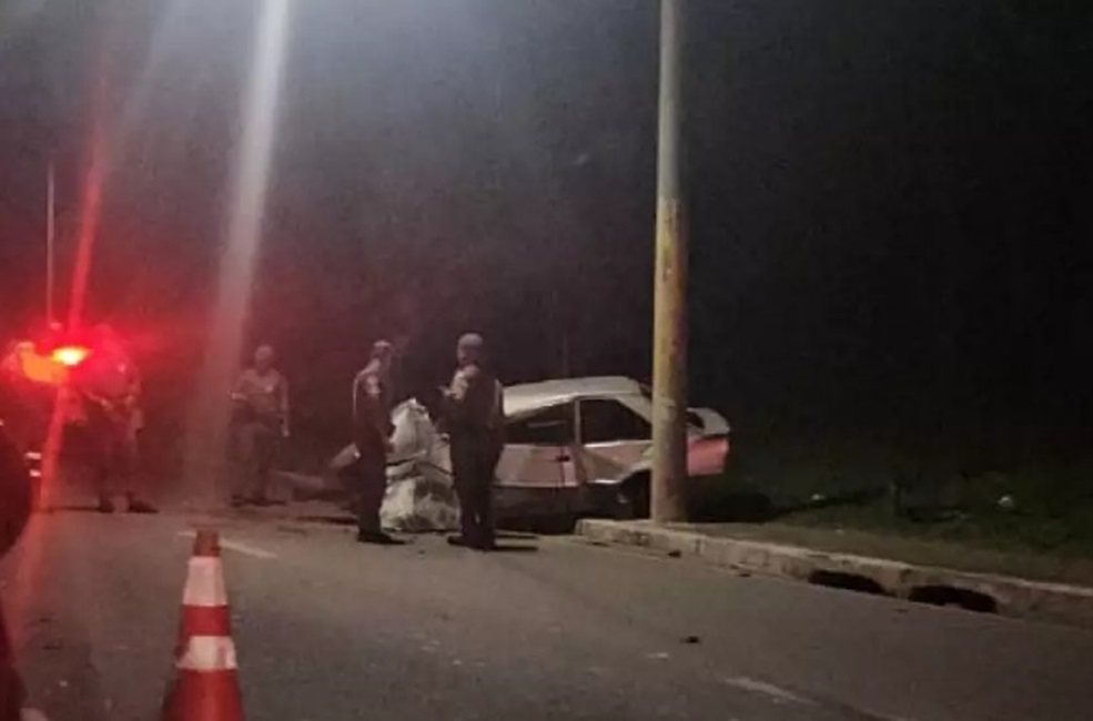 veículo que bateu em um poste. Acidente em São José deixa dois jovens feridos e veículo totalmente destruído