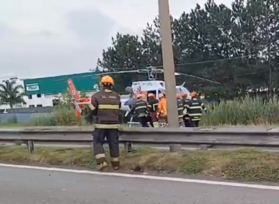 helicóptero águia ma via dutra.  Acidente na Via Dutra envolvendo três caminhões deixa motorista gravemente ferido, em Jacareí
