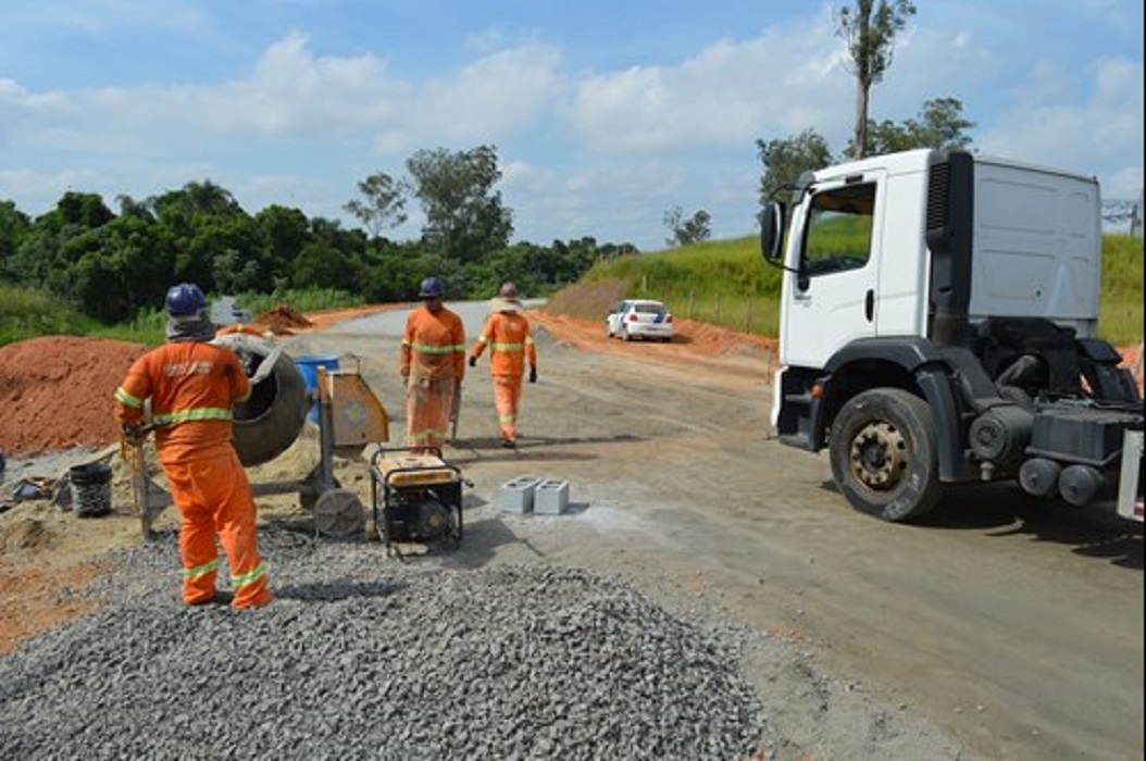 Obra da Via Jaguari, em São José dos Campos, avança para lançamento das vigas da nova ponte