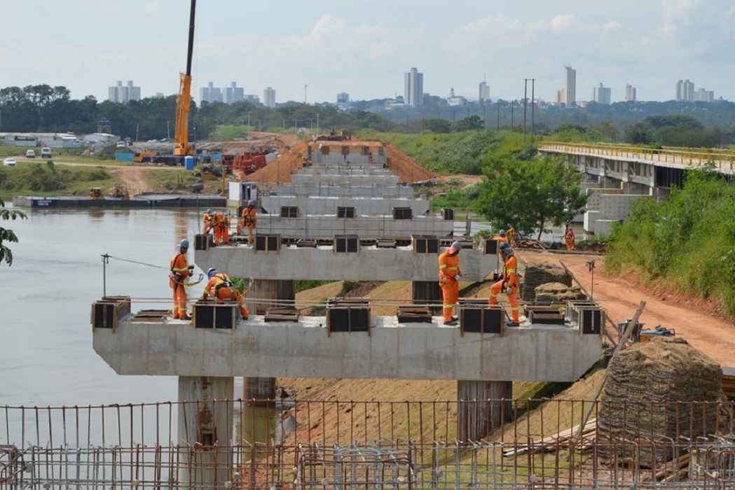 Obra da Via Jaguari, em São José dos Campos, avança para lançamento das vigas da nova ponte