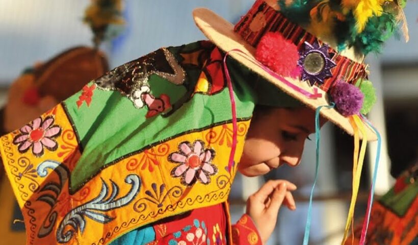 Artista dança com roupas coloridas. Maior festival da valorização das culturas tradicionais paulistas, Revelando SP prorroga inscrições