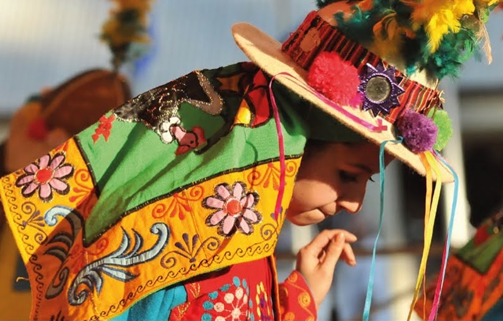 Artista dança com roupas coloridas. Maior festival da valorização das culturas tradicionais paulistas, Revelando SP prorroga inscrições