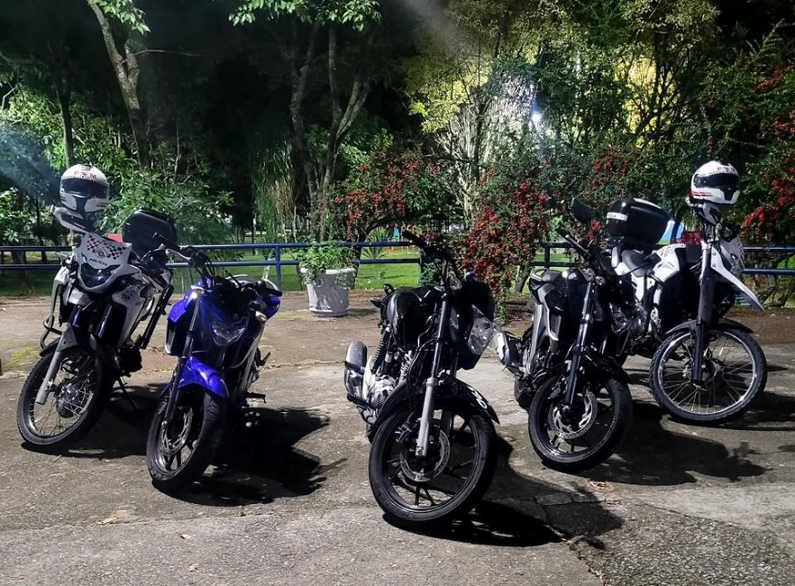 3 motos furtadas ao lado de 2 motos da PM. Dois suspeitos são presos por furto qualificado e corrupção de menor em São José dos Campos