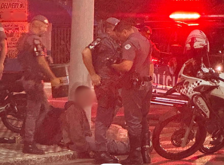 Suspeito de roubo de moto é preso após perseguição e acidente no centro de São José