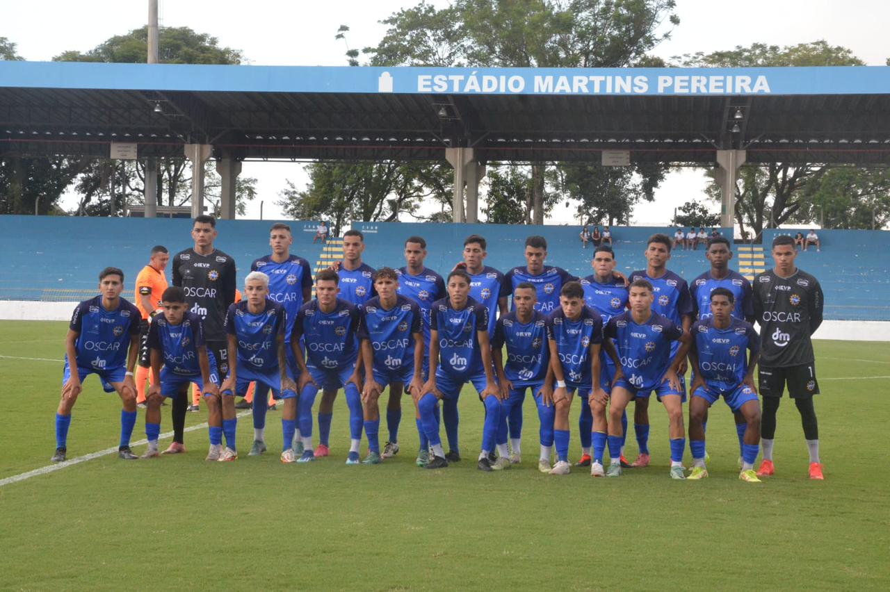 Time do Sub-20 do São José EC antes de partida no estádio Martins Pereira