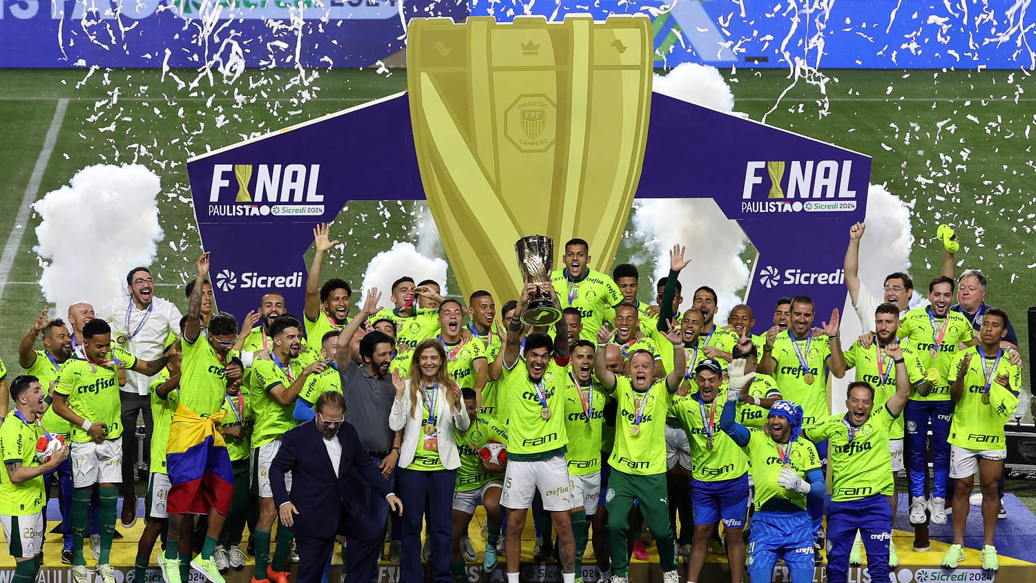 Elenco do Palmeiras comemora tricampeonato Paulista conquistado neste domingo (7)