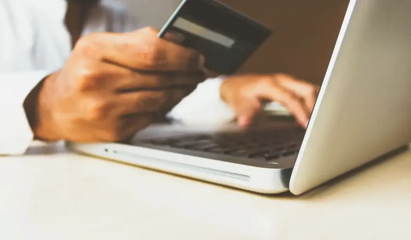 Juros do cartão de crédito caem em fevereiro