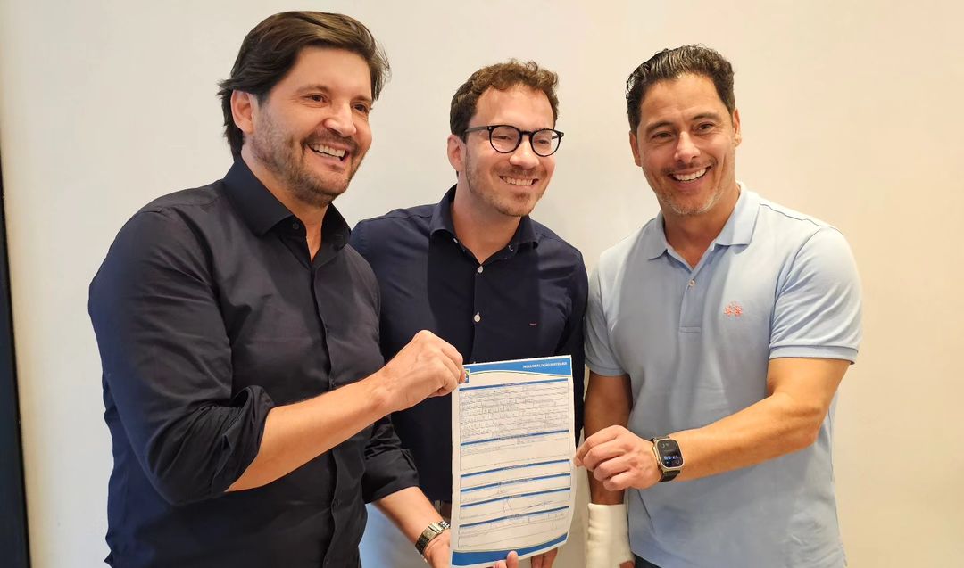 Celso Florêncio (centro) ao lado dos deputados Márcio Alvino (PL) e o André do Prado