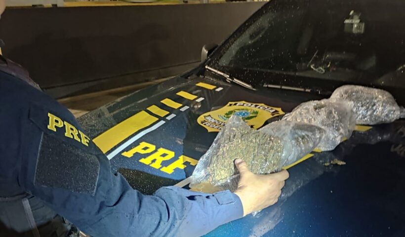 Policial da PRF coloca drogas sobre o capô de viatura. VÍDEO: PRF prende casal por tráfico de drogas na Via Dutra, em Jacareí; entorpecentes seriam entregues em Taubaté