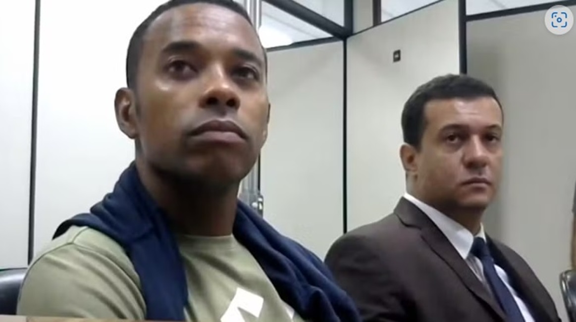 Robinho e seu advogado. Condenado por estupro, Robinho já pode receber visitas na P2 de Tremembé