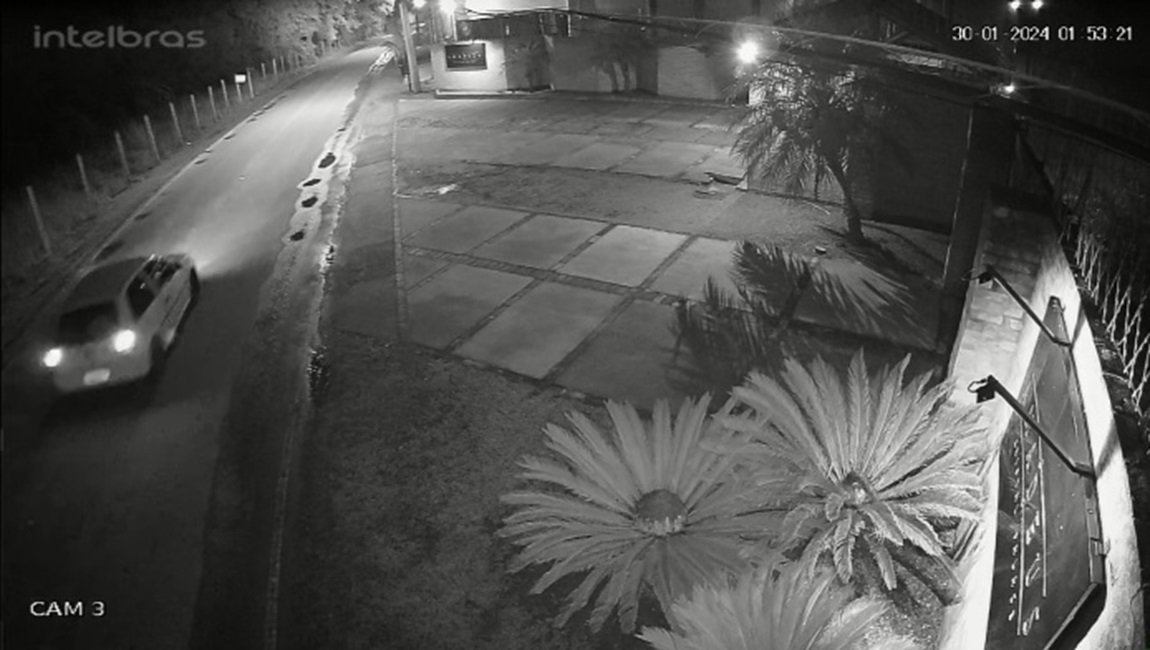 imagem de câmera de segurança grava veículo suspeito. "Confia no pai": Polícia prende suspeitos de roubo a condomínios no Vale; um está foragido