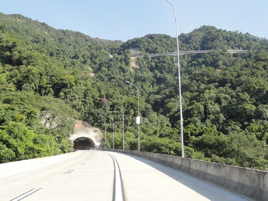 Trecho da Rodovia dos Tamoios, com área verde ao fundo e céu azul acima, ilustrando a operação especial que será realizada neste Feriado do Dia do Trabalhador.