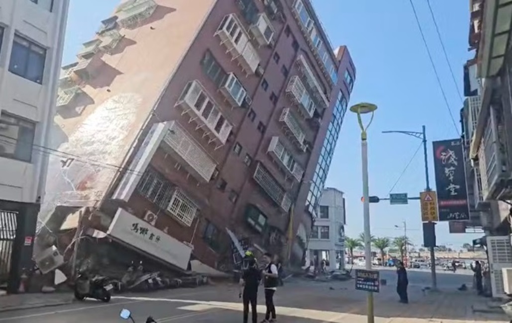 prédio caído por terremoto.