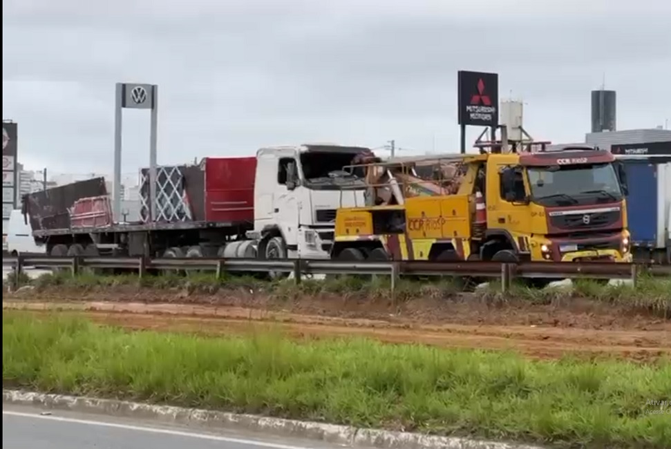 tombamento caminhão dutra