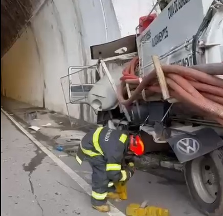 VÍDEO: Caminhão colide contra túnel na Floriano Rodrigues Pinheiro; duas vítimas são resgatadas