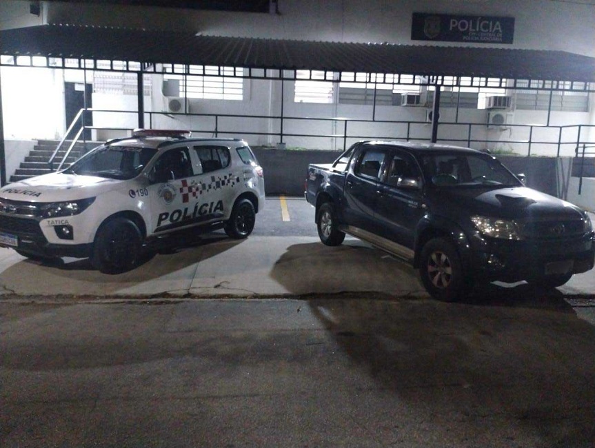Carro roubado ao lado de viatura da PM. Suspeitos de roubo de veículo e violência doméstica são presos pela PM em São José e Caçapava
