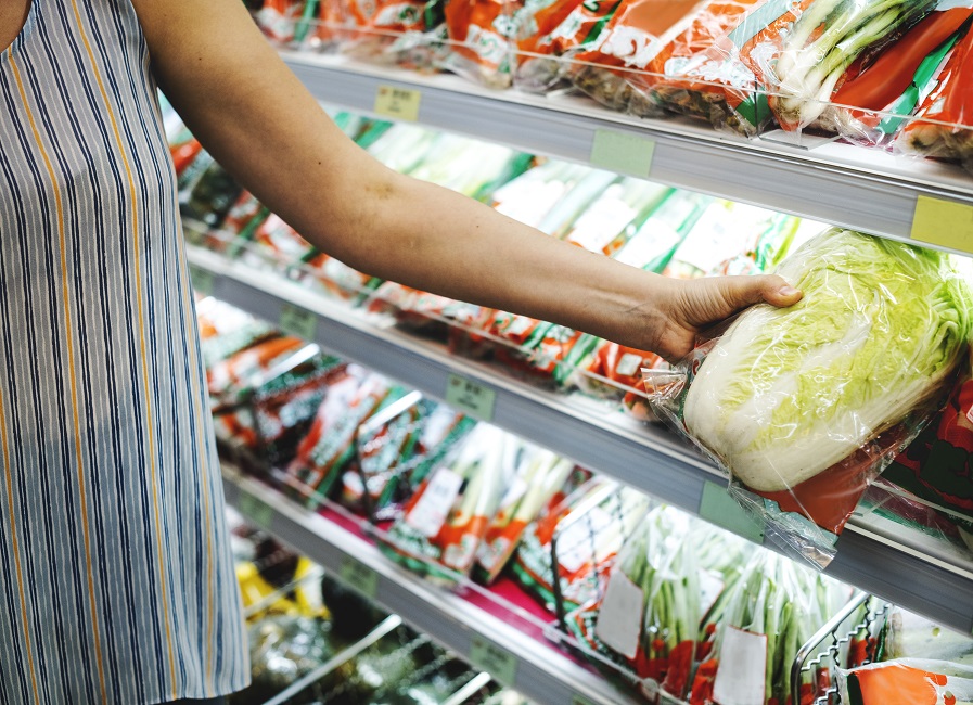 Mulher que faz compras em um supermercado. Inflação oficial do Brasil desacelera em Março