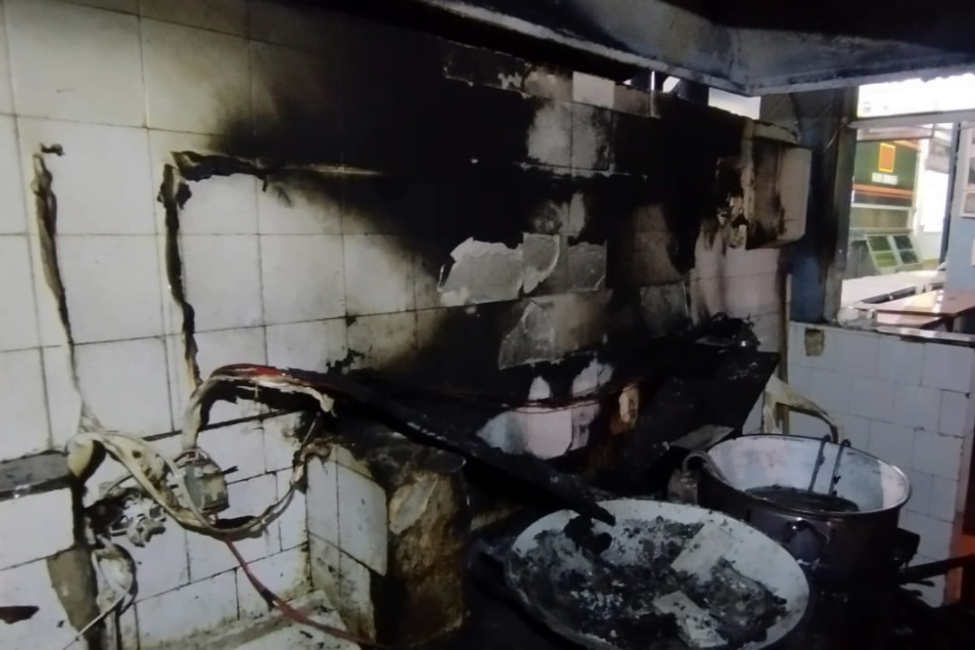 FOTOS: Pastelaria que pegou fogo em Taubaté tinha instalações precárias