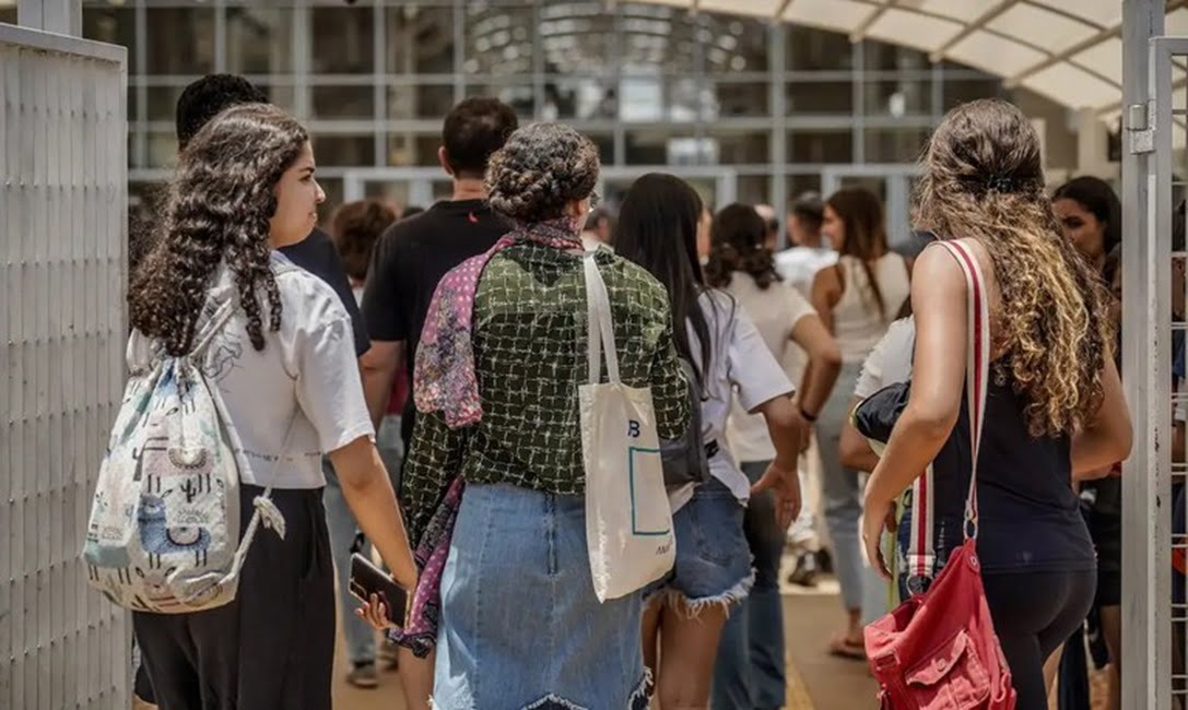 estudantes entrando em universidade. Foto: Rafa Neddermeyer/Agência Brasil