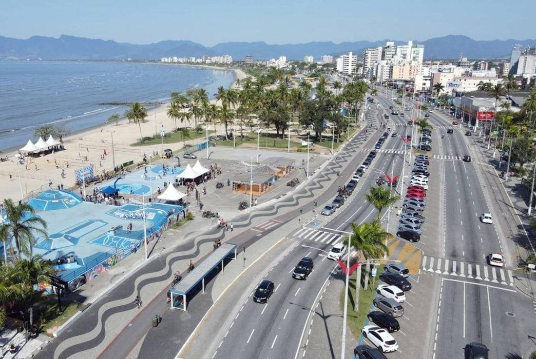 vista aérea de praia em Caraguatatuba. Locação de temporada no Litoral Paulista tem alta que supera 180%  IPTU 2025 em Caraguatatuba