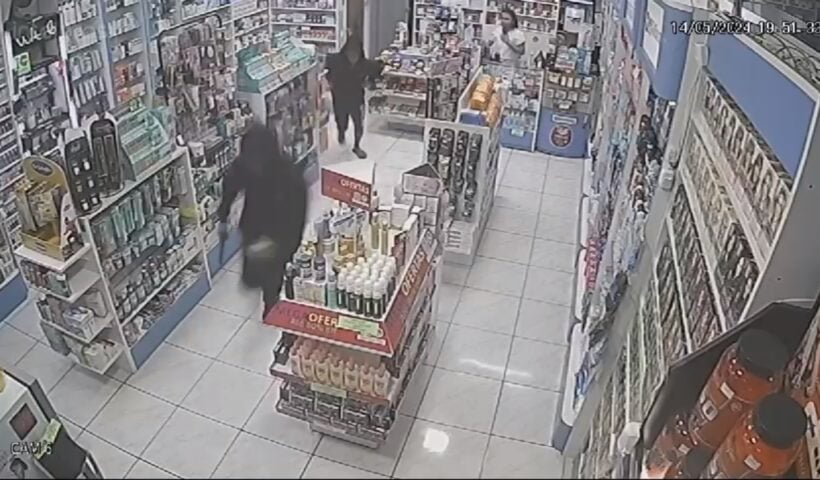 dupla de assaltantes fugindo de farmácia. VÍDEO: Dupla é presa após roubo a farmácia em Taubaté