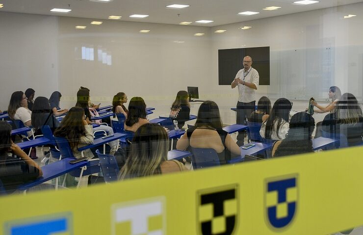 Unitau abre três concursos públicos para para professores