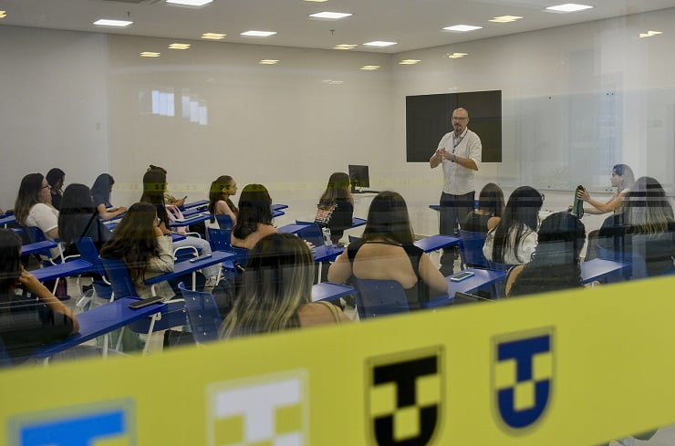 Unitau abre três concursos públicos para para professores