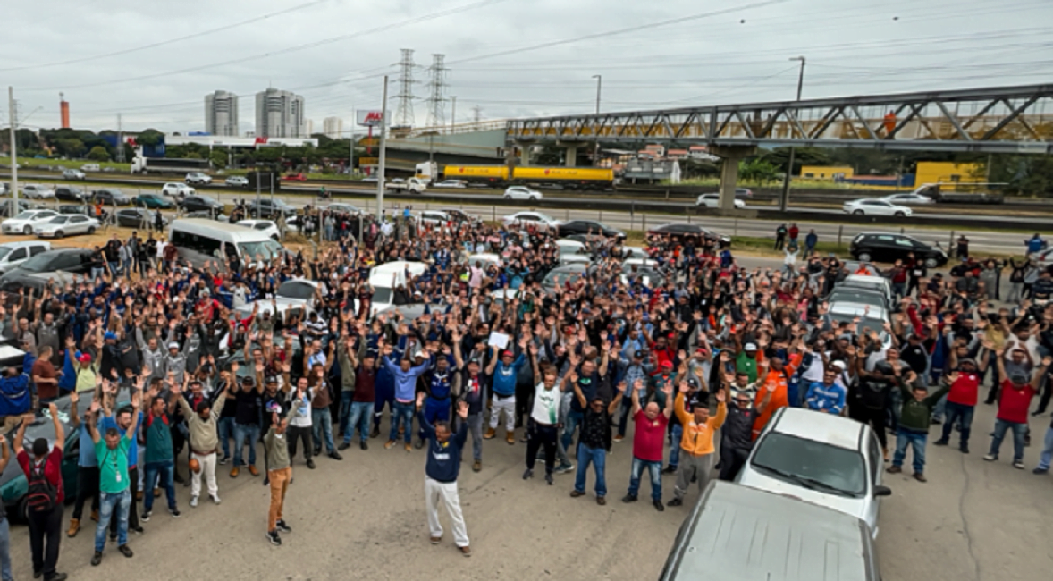 Funcionários da Revap entram em greve por campanha salarial