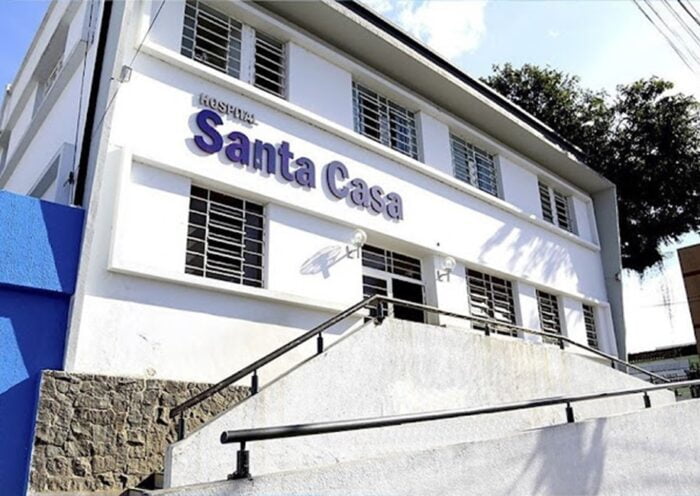 Fachada da Santa Casa Cruzeiro. Mulher de 62 anos morre após ser atropelada pelo próprio veículo em Cruzeiro