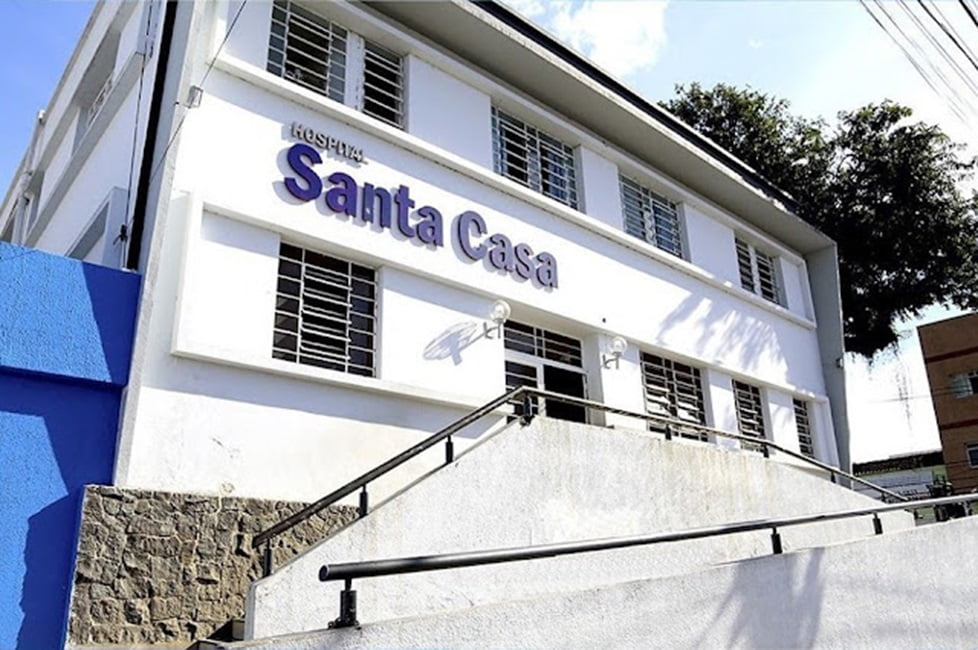 Fachada da Santa Casa Cruzeiro. Mulher de 62 anos morre após ser atropelada pelo próprio veículo em Cruzeiro