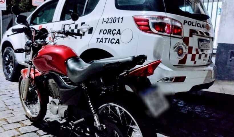 Moto vermelha apreendida pela PM. Operações Policiais em Lorena, Cruzeiro e Caraguatatuba resultam em Prisões e recuperação de veículo furtado